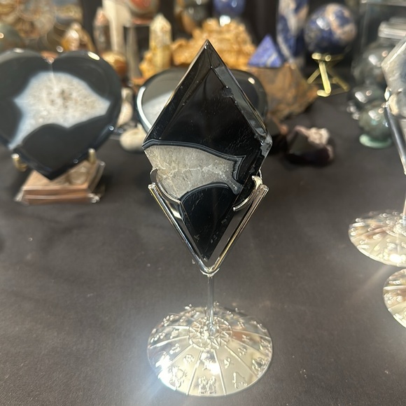 Medium-size diamond shaped black banded, agate with quartz and stand - Picture 2 of 5